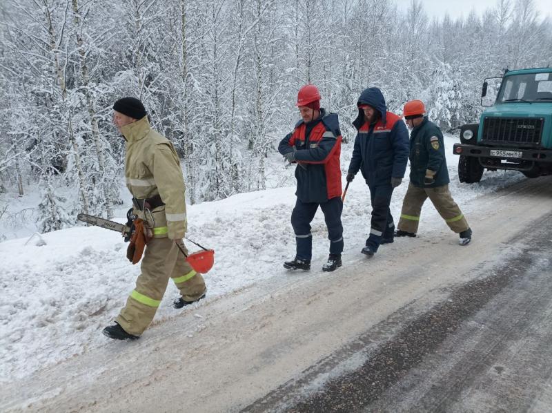 Более 700 энергетиков продолжают устранять последствия непогоды в Смоленской области