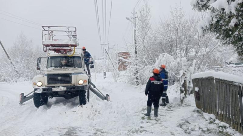 Энергетики уже устранили обрывы проводов в 843 пролетах ЛЭП после непогоды в Смоленской области