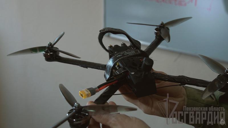 Пензенские росгвардейцы отработали базовые и усложненные маневры на FPV-дронах