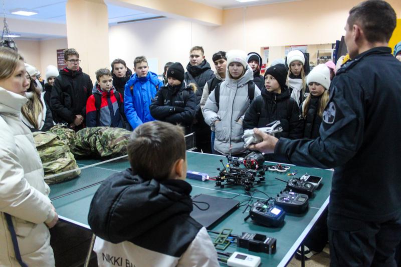 В Йошкар-Оле сотрудники ОМОН «Таир» регионального управления Росгвардии провели экскурсию для школьников