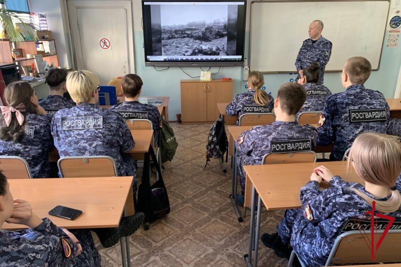 Урок памяти для молодых патриотов провёл офицер Росгвардии в Биробиджане