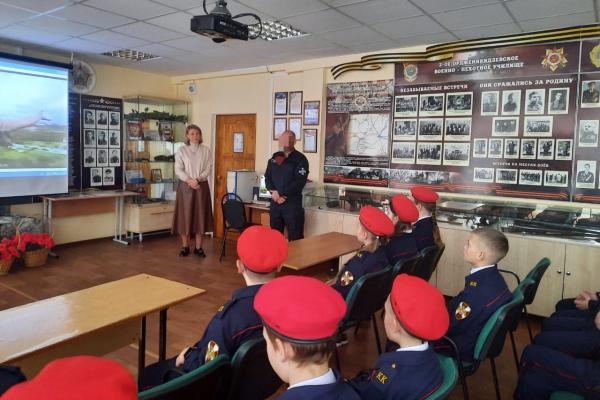 В Саранске росгвардеец провел урок мужества для подшефных кадет, посвященный Сталинградской битве