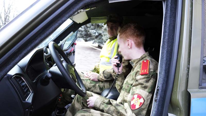 В Херсонской области росгвардейцы рассказали ученикам подшефного класса о дорожной безопасности