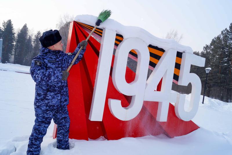 Росгвардейцы Анжеро-Судженска привели в порядок мемориалы защитников Отечества