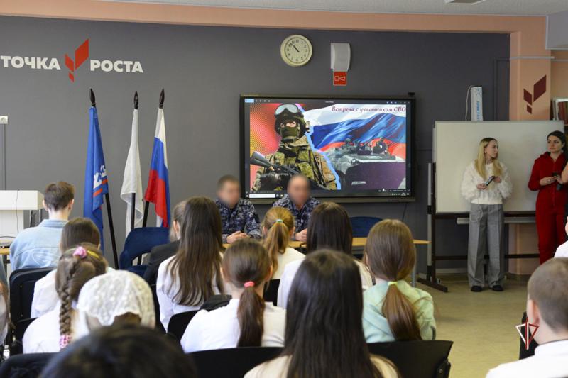 Встреча поколений: салехардские школьники узнали о службе росгвардейцев в зоне СВО