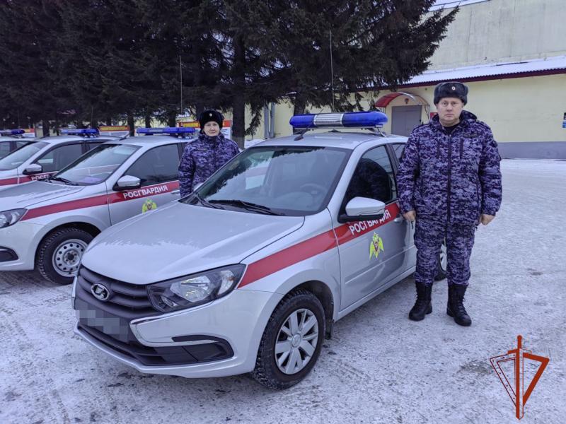 В Иркутске сотрудники вневедомственной охраны Росгвардии оказали помощь мужчине, который находился в бессознательном состоянии