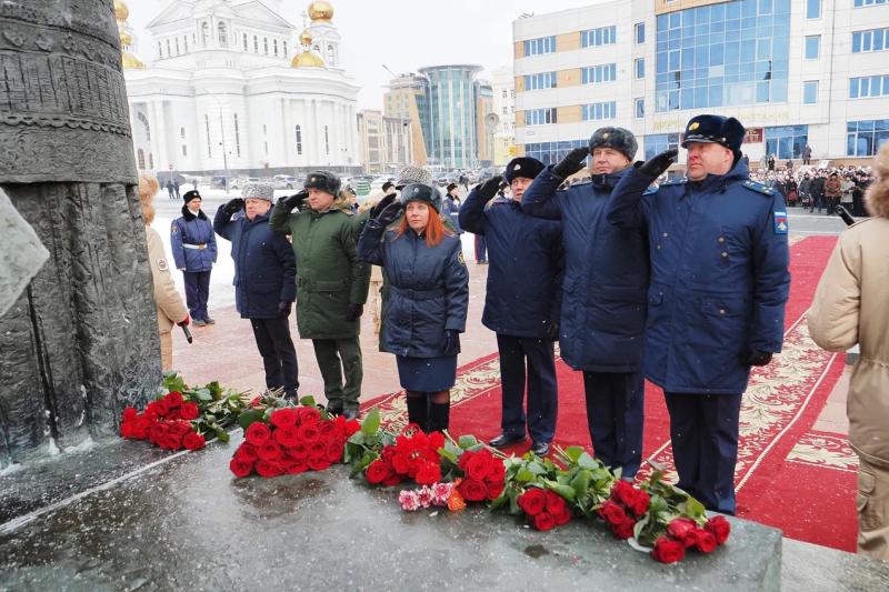 В Мордовии начальник Управления Росгвардии принял участие в церемонии возложения цветов в память о воинах России