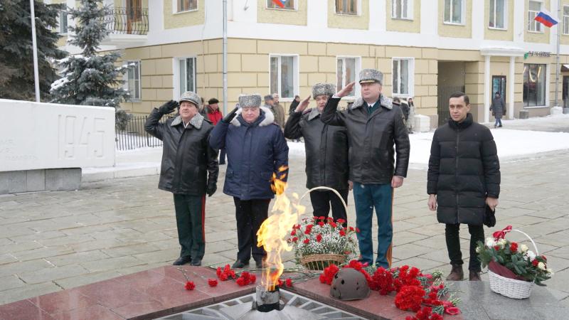 В Кирове в День защитника Отечества сотрудники и военнослужащие Росгвардии приняли участие в церемонии возложения цветов к Вечному огню