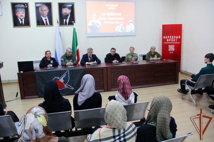 В Грозном к Дню защитника Отечества росгвардейцы  провели встречу со студентами