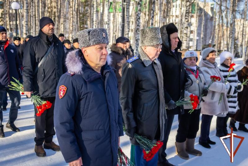 В Югре в День защитника Отечества военнослужащие и сотрудники Росгвардии приняли участие в памятных мероприятиях