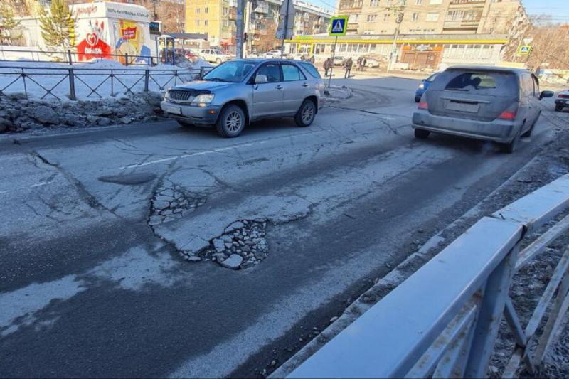 Треть новосибирских водителей недовольны ямами на дорогах города