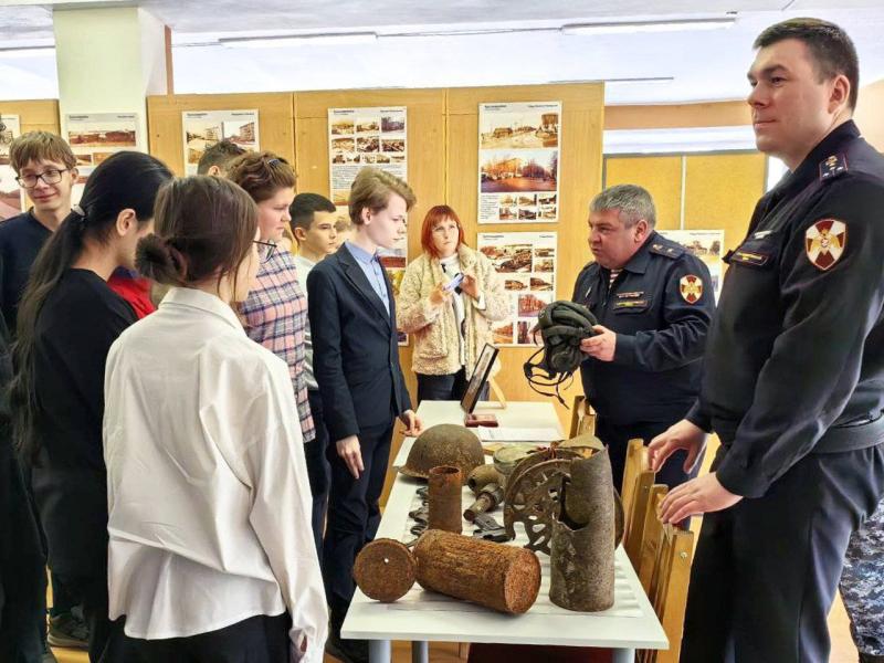 В Подмосковье сотрудники Росгвардии провели для ребят выставку экспонатов времен Великой Отечественной войны из музейной коллекции подразделения