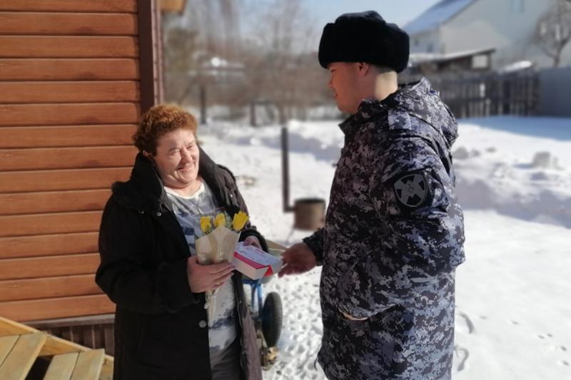 В Зауралье представители Росгвардии поздравили матерей погибших воинов правопорядка с 8 Марта