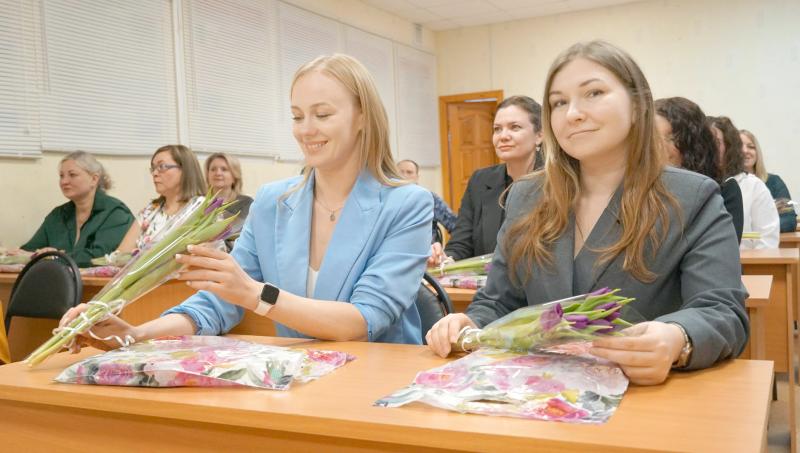 Начальник Управления Росгвардии по Кировской области Дмитрий Пушкин поздравил сотрудниц с 8 марта