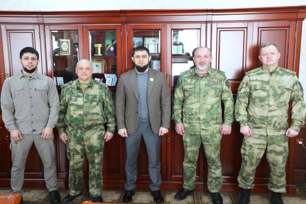 В ГРОЗНОМ СОСТОЯЛАСЬ РАБОЧАЯ ВСТРЕЧА ЗАМЕСТИТЕЛЯ КОМАНДУЮЩЕГО СЕВЕРО-КАВКАЗСКИМ ОКРУГОМ РОСГВАРДИИ С РУКОВОДИТЕЛЕМ МИННАЦИНФОРМА РЕГИОНА