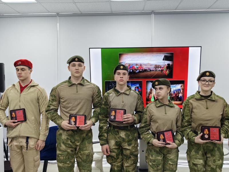В День воссоединения Крыма с Россией на площадке «Единой России» наградили юнармейцев