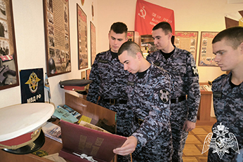 В Ульяновске молодые сотрудники Росгвардии посетили музей территориального управления