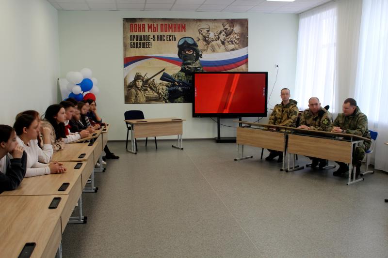 В Херсонской области росгвардейцы провели тематический круглый стол для школьников