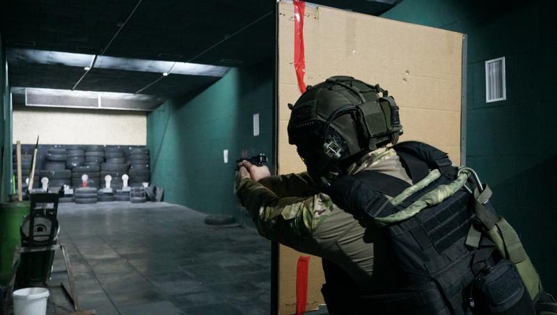 В Кирове сотрудники СОБР отметили день образования отряда соревнованиями по тактической стрельбе