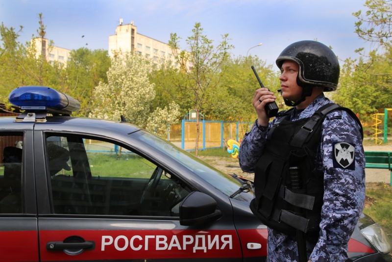 Росгвардейцы задержали неадекватного мужчину в одной из школ Челябинска