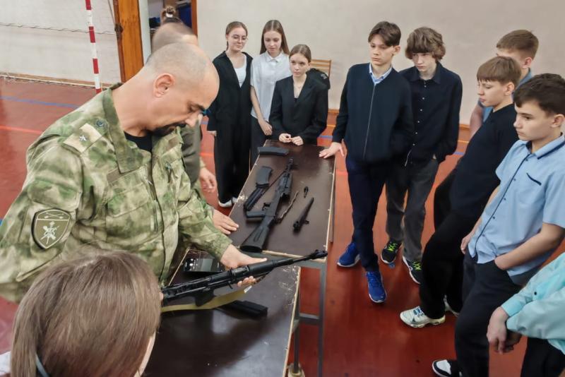 Кемеровские школьники узнали от росгвардейцев, как действовать в экстренных ситуациях