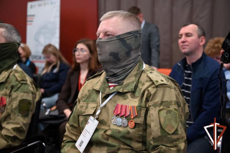В Югре очередной выпуск авторской радиопрограммы «Росгвардия. Всегда на страже» посвящён уникальному образовательному проекту участников СВО «Герои Югры»