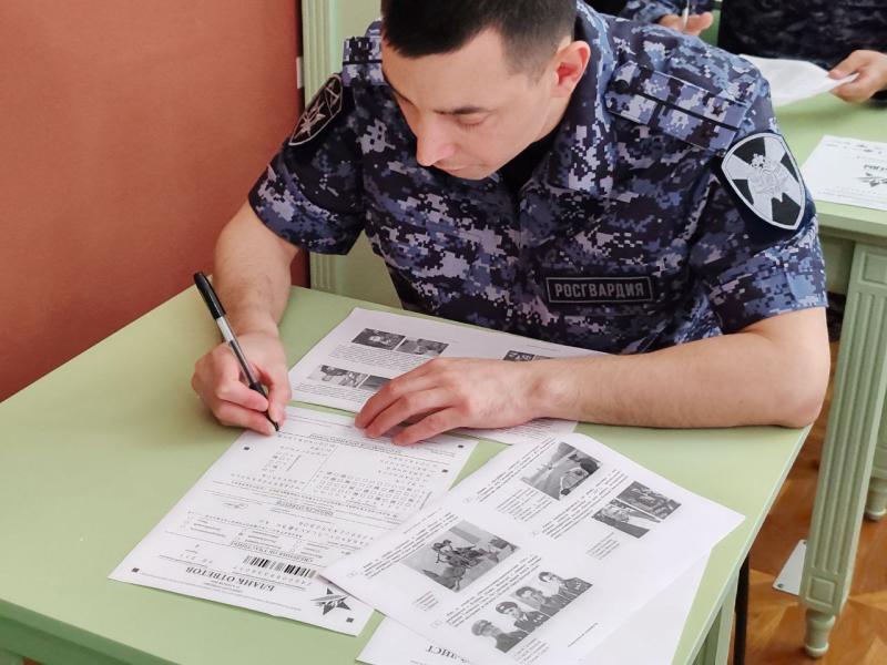 Росгвардейцы в Оренбурге написали «Диктант Победы»