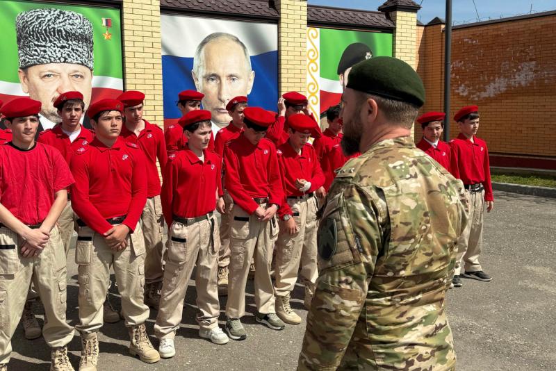 В Урус-Мартане росгвардейцы провели День открытых дверей для подшефных школьников