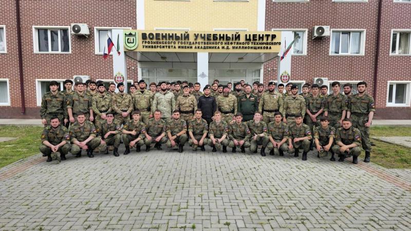 СОТРУДНИКИ РОСГВАРДИИ ПРОВЕЛИ ПАТРИОТИЧЕСКОЕ МЕРОПРИЯТИЕ ДЛЯ СТУДЕНТОВ ЧЕЧЕНСКОЙ РЕСПУБЛИКИ