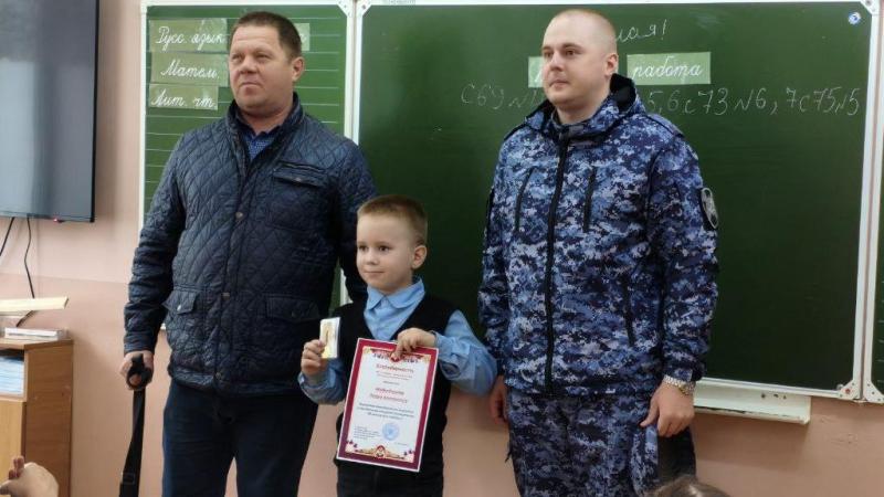 В Кирове росгвардейцы поздравили своих подшефных с Днем защиты детей и успешным окончанием учебного года
