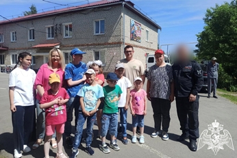Офицер Росгвардии поздравил воспитанников ульяновского детского дома с Днем защиты детей