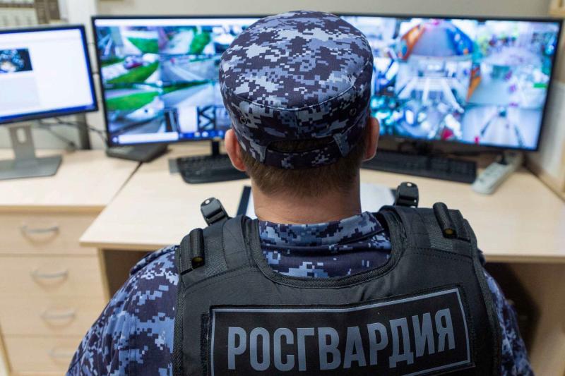 Росгвардейцы задержали похитителя 13 банок с красной икрой из торговой точки