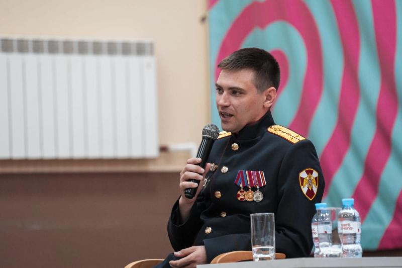 Сотрудник Управления Росгвардии по Оренбургской области принял участие в тематической встрече с участниками военно-патриотической игры «Зарница 2.0»
