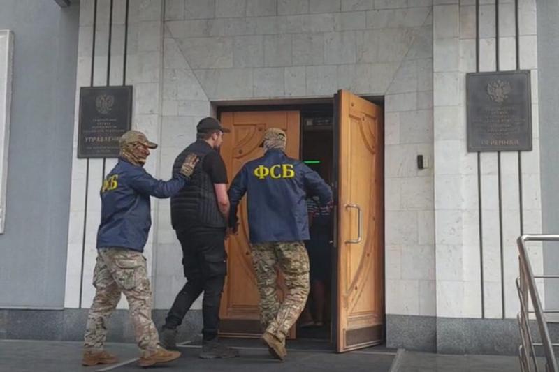 Двоих новосибирцев обвиняют в пропаганде терроризма и госизмене