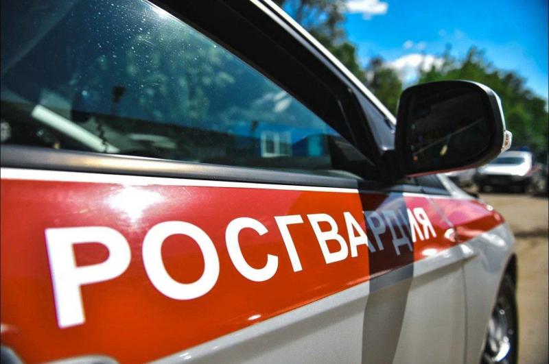 В Подмосковье росгвардейцы задержали неадекватного мужчину, угрожавшего ножом несовершеннолетним