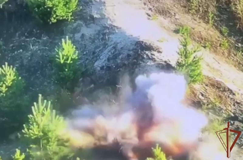 Операторы БПЛА «стальной» бригады Росгвардии уничтожили замаскированный блиндаж ВСУ на Волчанском направлении
