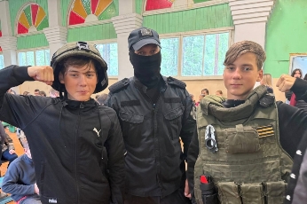 В Ульяновске сотрудники СОБР «Пламя» провели урок мужества для воспитанников детского лагеря