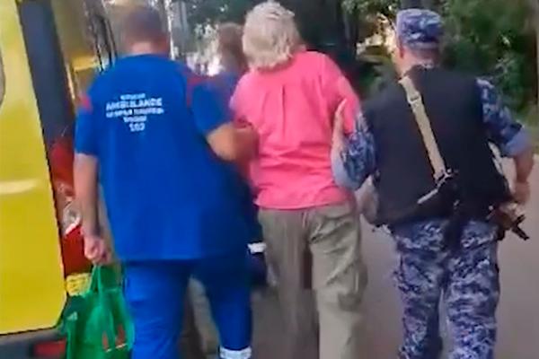 Московские росгвардейцы помогли пенсионерке, потерявшей сознание на улице