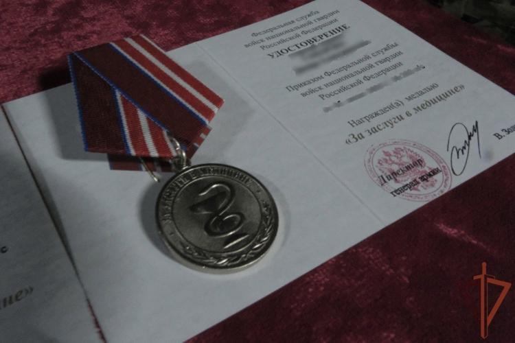 Росгвардейцам вручили награды в зоне СВО