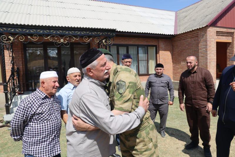 НАЧАЛЬНИК УПРАВЛЕНИЯ РОСГВАРДИИ ПО ЧЕЧЕНСКОЙ РЕСПУБЛИКЕ ПОСЕТИЛ РАЙОН ПОИСКА ПРОПАВШЕГО МАЛЬЧИКА