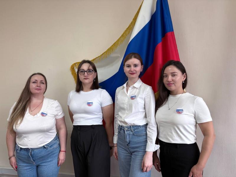 Патриотическую акцию ко Дню государственного флага России провели сотрудники забайкальского Росреестра