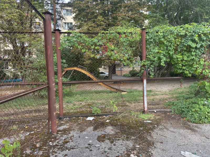 Свалка вместо детства: в Нальчике власти больше 10 лет игнорируют опасную игровую площадку