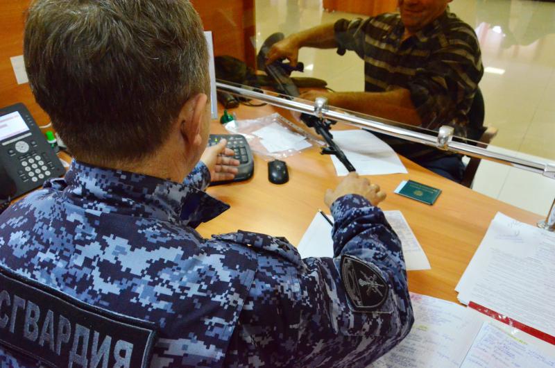 Сотрудники Росгвардии проверили за неделю более 180 владельцев оружия в Тамбовской области