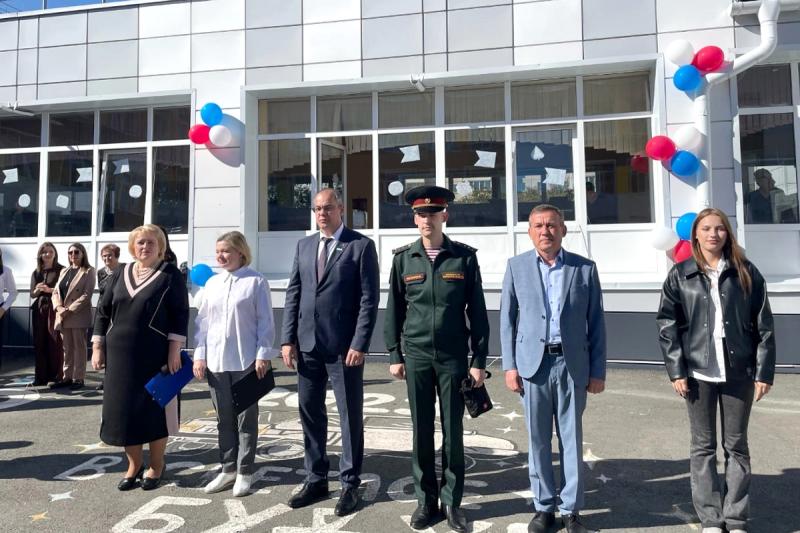 Представители Росгвардии поздравили курганских педагогов и учащихся с Днем знаний