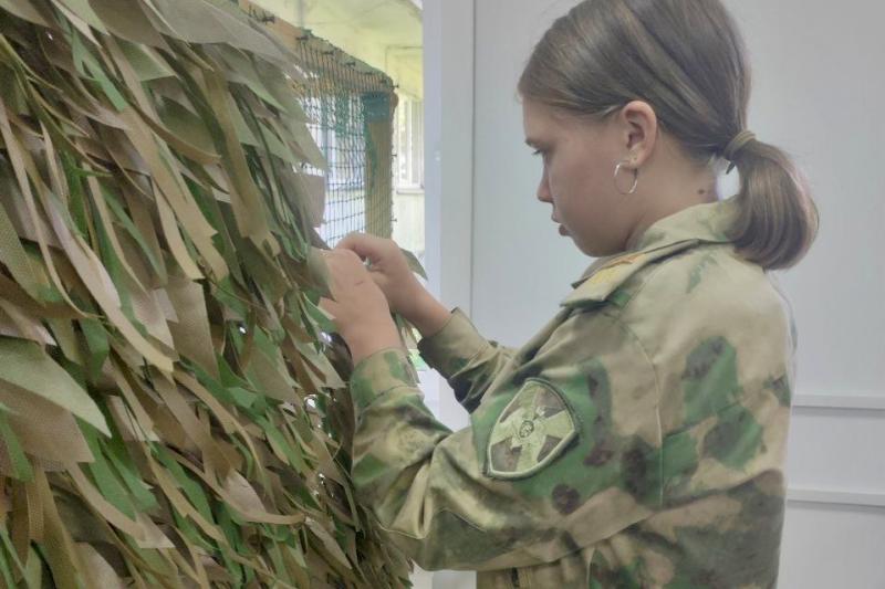 Кадеты Росгвардии из Иркутска сплели маскировочные сети в День солидарности в борьбе с терроризмом