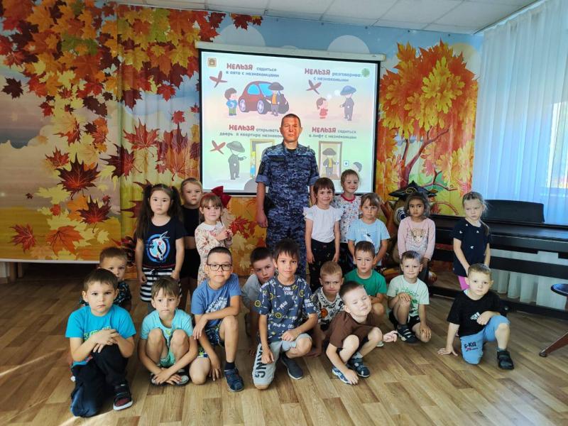 В Магнитогорске сотрудник Росгвардии провел для дошколят урок безопасности