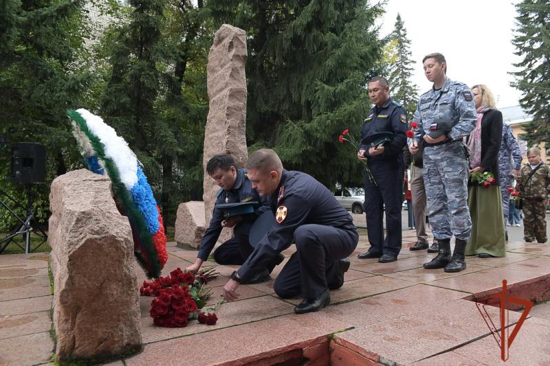 В Республике Алтай росгвардейцы почтили память почтили память жертв терроризма