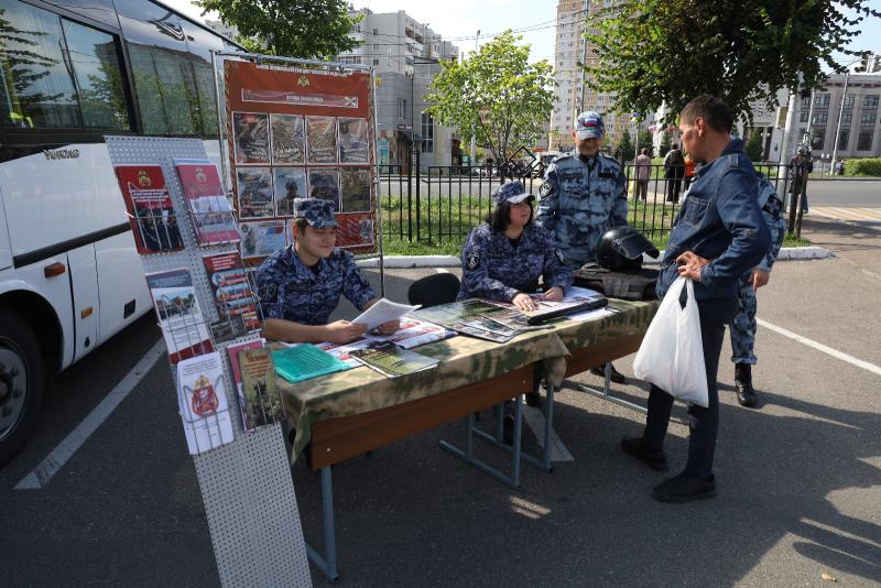 Мобильный агитационный пункт Росгвардии провел работу в столице Татарстана