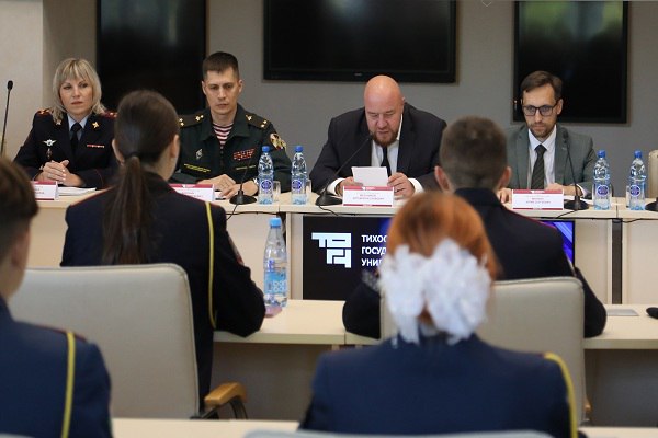 Ученики кадетского класса Росгвардии из Владивостока подготовили видеоролик для онлайн встречи с учениками из Луганска и Дебальцево