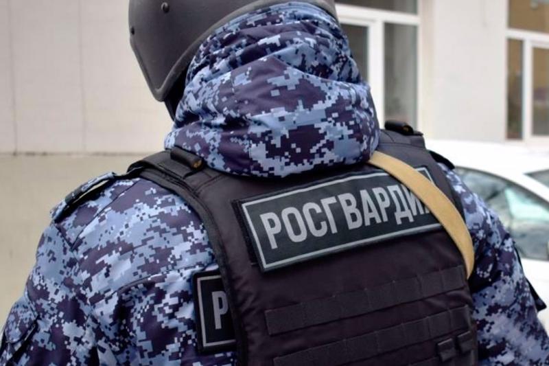 Росгвардейцы задержали предполагаемого виновника, который мог проникнуть в жилище бывшей супруги